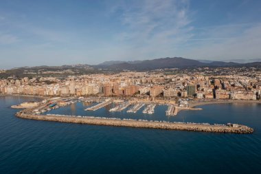 Güzel bir günde Fuengirola limanı manzarası, Endülüs.