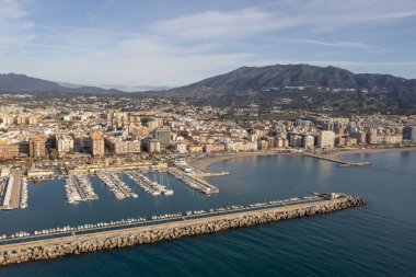 Güzel bir günde Fuengirola limanı manzarası, Endülüs.