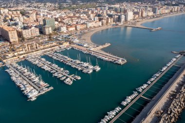 Güzel bir günde Fuengirola limanı manzarası, Endülüs.