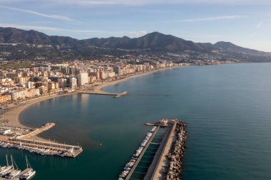Güzel bir günde Fuengirola limanı manzarası, Endülüs.