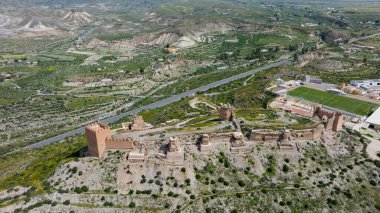 İspanya 'nın Almerya ilindeki Tabernas kalesi veya alcazaba manzarası.