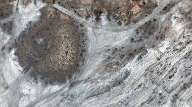 Çölün şekilleri ve desenleri tavernalardan havadan görüldüğü gibi.