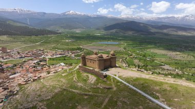 İspanya 'nın Granada eyaletindeki güzel Calahorra Kalesi' nin hava manzarası.