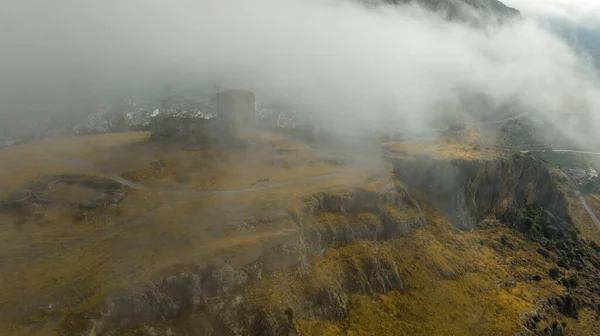 在西班牙的大雾中看到的星空城堡 — 图库照片