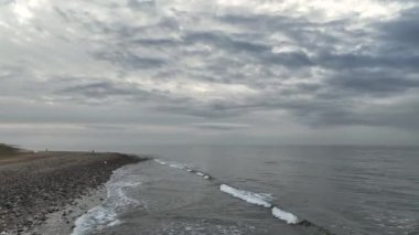 Kasırga yaklaşırken gri bir günde sahili görmek.