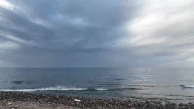 Kasırga yaklaşırken gri bir günde sahili görmek.