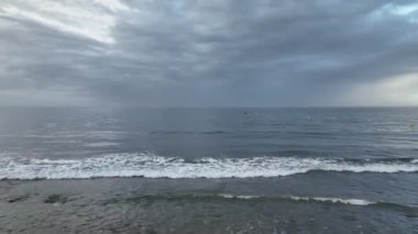 Kasırga yaklaşırken gri bir günde sahili görmek.