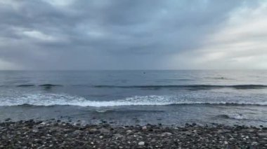 Kasırga yaklaşırken gri bir günde sahili görmek.