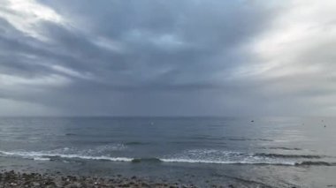 Kasırga yaklaşırken gri bir günde sahili görmek.