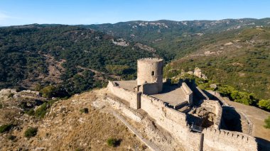 İspanya 'nın Cadiz ilindeki Los Alcornocales doğal parkındaki Jimena de la Frontera kalesinin manzarası