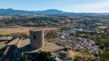İspanya 'nın Cadiz ilindeki Los Alcornocales doğal parkındaki Jimena de la Frontera kalesinin manzarası