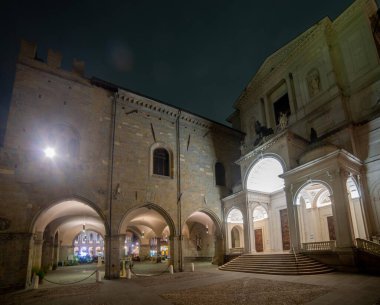 Piazza Duomo, Bergamo 'nun Yukarı Kasabası' ndaki Venedik Duvarları 'nın içinde yer alır.
