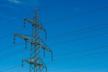 Yüksek voltaj elektriği taşımak için pilon