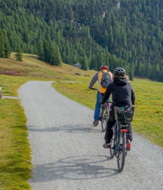 İngiliz bisiklet yolunda bisiklet sürme