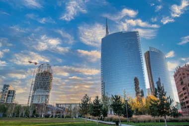 Milan İtalya 5 Kasım 2021: Milano Piazza Gae Aulenti 'deki orman kütüphanesinin inşası