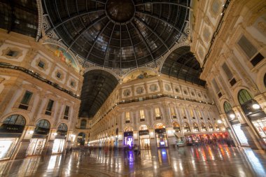 Milan İtalya 5 Kasım 2021: Milano lüks mağazalarının bulunduğu Vittorio emanuele galerisi