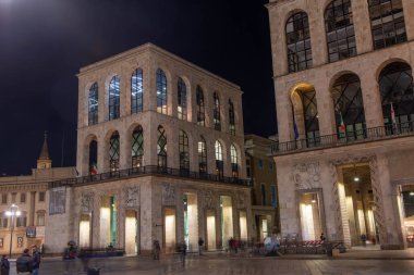 Milan İtalya 5 Kasım 2021: Çağdaş sanatın sergilendiği yirminci yüzyıl müzesinin gece görünüşü