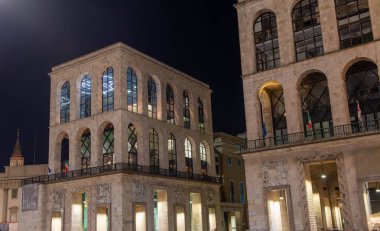 Milan İtalya 5 Kasım 2021: Çağdaş sanatın sergilendiği yirminci yüzyıl müzesinin gece görünüşü