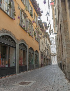 Bergamo İtalya 11 Haziran 2021: Bergamo 'nun eski kesimlerinde kapalı dükkanları olan sokaklar