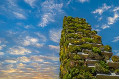 Milan İtalya 4 Mayıs 2021: Teraslarında ağaçlık gökdelenler kirlilikle savaşmak için
