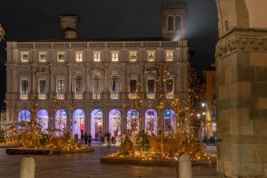Bergamo 'nun eski meydanı Noel için aydınlatıldı