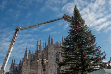 Milan İtalya 1 Aralık 2021: Milano 'daki Piazza Duomo' da Noel ağacını süslerken platformdaki işçiler