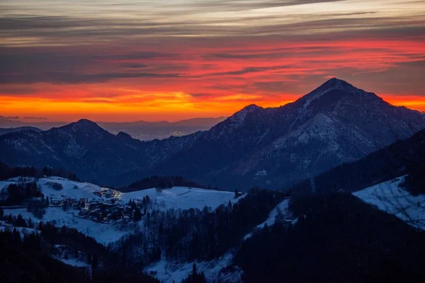 Snowy Mountain Village Sunset — Stock Photo, Image