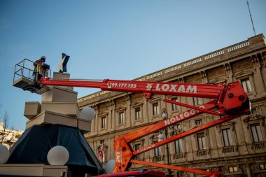 Milan İtalya 1 Aralık 2021: Milano 'daki Piazza scala' da Noel ağacını süslerken platformdaki işçiler