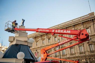 Milan İtalya 1 Aralık 2021: Milano 'daki Piazza scala' da Noel ağacını süslerken platformdaki işçiler