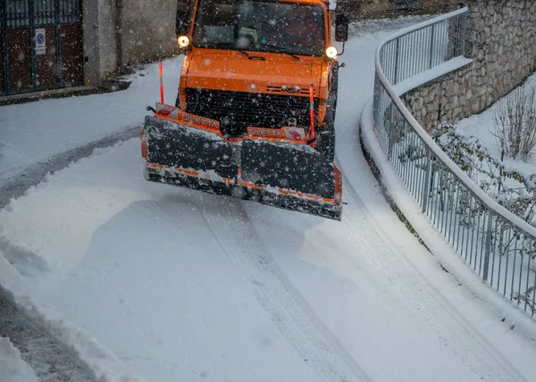 Oltre Colle Bergamo Talya Aralık 2021 Kardan Yolu Temizlemeye Çalışan — Stok fotoğraf