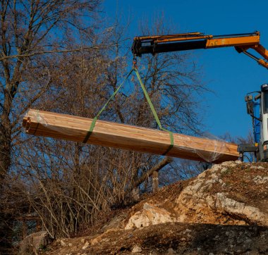 Malları kamyondan vinçle indiriyorum.