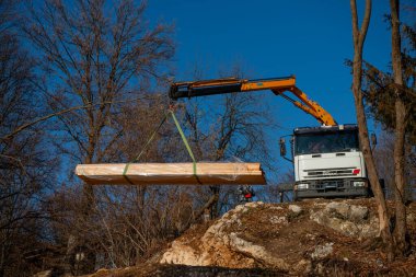 Malları kamyondan vinçle indiriyorum.