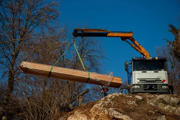 Lasta Varor Från Lastbilen Med Kran — Stockfoto