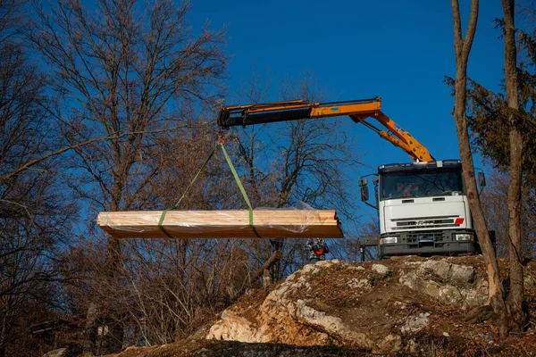 Malları kamyondan vinçle indiriyorum.