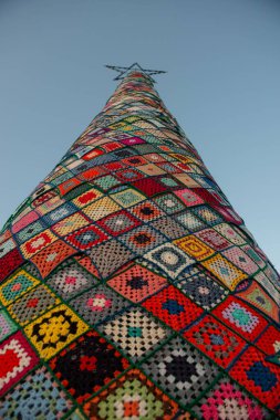 Birçok renkten örgü örgü örer.