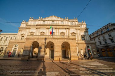 Milan İtalya 2 Mart 2022: Uluslararası temyiz konserlerinin düzenlendiği Scala Tiyatrosu 'nun dışı