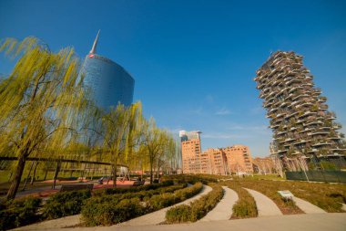 Milan İtalya 2 Mart 2022: Piazza Gae Aulenti, Milano 'nun iş merkezinde bulunan dairesel bir yaya meydanı.