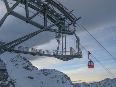 Kayak asansörünün varış noktasında kamara var.