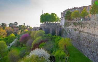 Bergamo şehrinin savunması için güçlendirilmiş duvarlar.