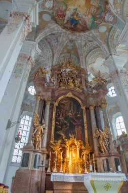 Münih Almanya 29 Temmuz 2020: 14. yüzyıldan kalma TGotik kilise, tavan arasında 18. yüzyıldan kalma zengin dekoratif sanat eserleri bulunuyor.