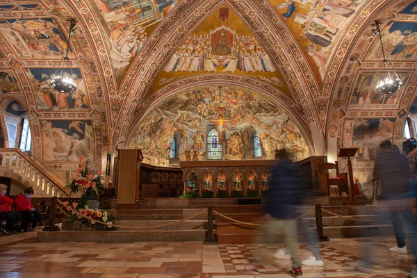 Assisi İtalya 24 Nisan 2022: San Francesco d 'Assisi' nin aşağı bazilikasını ziyaret etmek, İtalyan 14. yüzyılın en büyük sanatçıları tarafından güzel bir şekilde fresklendirilmiştir.