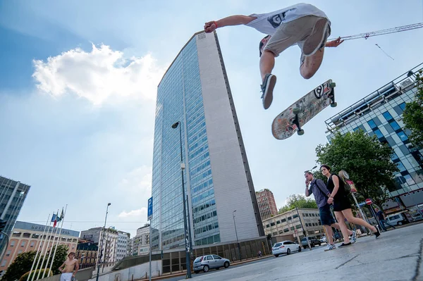 Milan Italy June 2013 Boy Skate Makes Jump Front Train — 스톡 사진