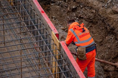 Oltre il Colle Colle Bergamo İtalya 11 Kasım 2017: Lağım arıtıcıları inşa etmek için marangoz işçiler