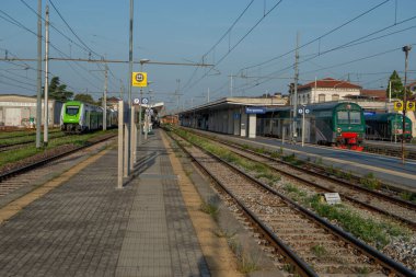 Bergamo İtalya 18 Haziran 2022: Yazın erken saatlerinde Bergamo tren istasyonu