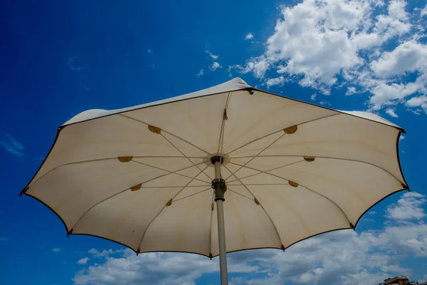 White Umbrellas Open Beautiful Sunny Day — Foto de Stock