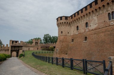 Gradara 'daki eski bir binanın duvarları