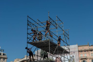 Milan İtalya 29 Haziran 2022: Milano 'daki Piazza Duomo' da bir gösteri için sahne yapısını oluşturan işçiler