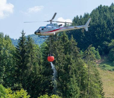 Bergamo İtalya 20 Temmuz 2022: Helikopter yangını söndürmek için su taşıyordu