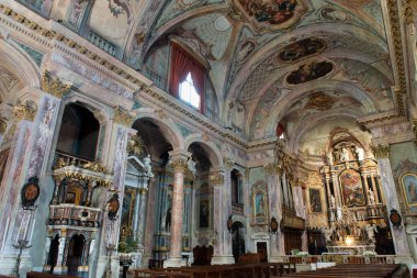 Clusone İtalya 21 Temmuz 2022: Clusone 'da Santa Maria Assunta Bazilikası ve San Giovanni Battista, tanrıça Diana' ya adanmış antik bir Roma tapınağının kalıntıları üzerine inşa edildi.