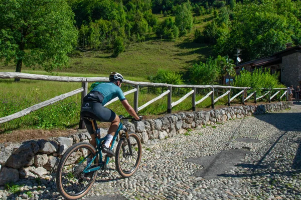 Rovetta Italy July 2022 Cyclists Traveling Challenging Trails Mountain Bikes — стокове фото